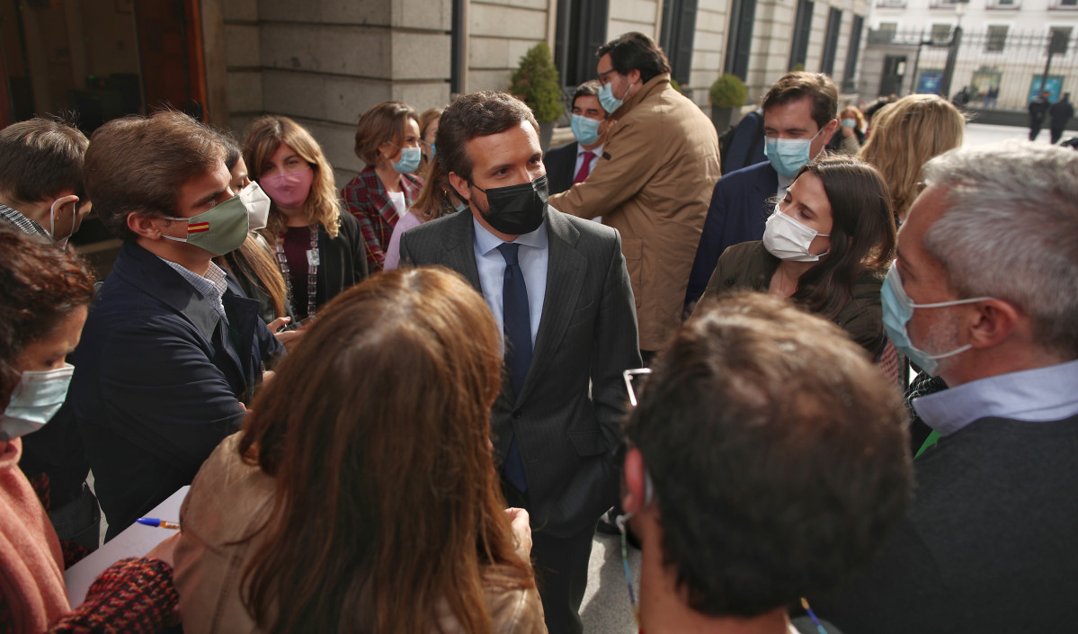 El líder de PP, Pablo Casado, conversa amb periodistes als voltants de Congrés després de la segona jornada de l'debat dels pressupostos generals per a 2021, a Madrid (Espanya), a 12 de novembre de 2020.