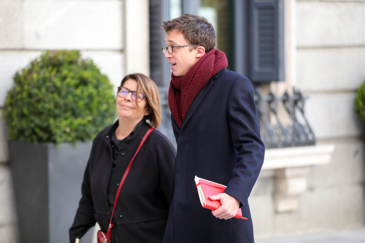 Els diputats de Més País Inés Sabanés (i) i Íñigo Errejón, a l'arribar a Congrés (Imatge d'arxiu)