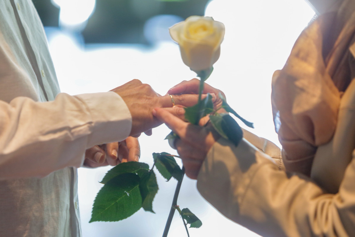 Una parella es col·loca les aliances en la celebració del seu casament. A 13 de juny de 2020.
