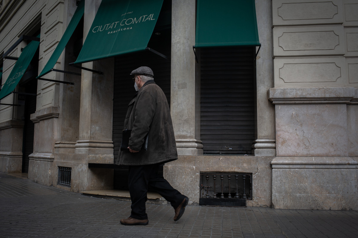 Un home passa a l'COSTAT d'1 restaurant tancat per els noves Restriccions. Barcelona, Catalunya (Espanya) 20 d'octubre de l'any 2020.