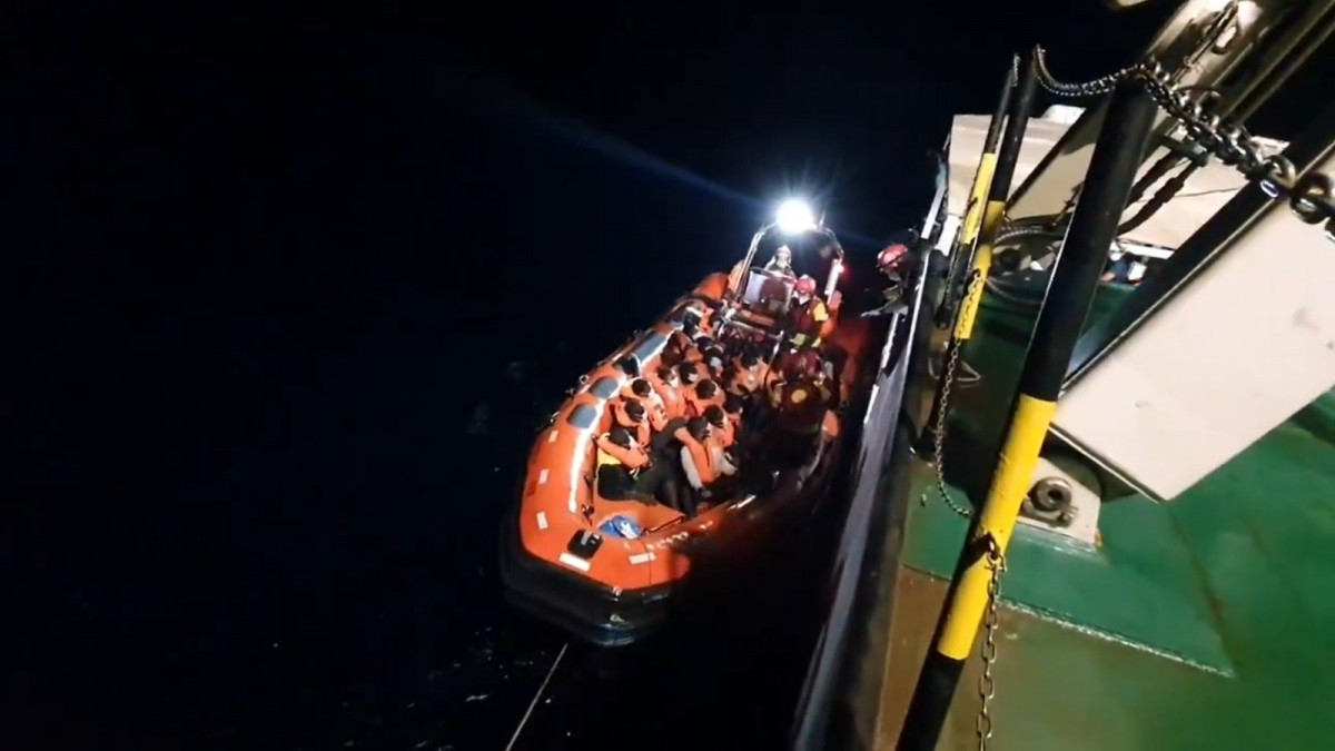 Imatge de l'trasllat a bord de buc de salvament de l'ONG dels 77 migrants rescatats a la Mediterrània pel vaixell de l'ONG Open Arms