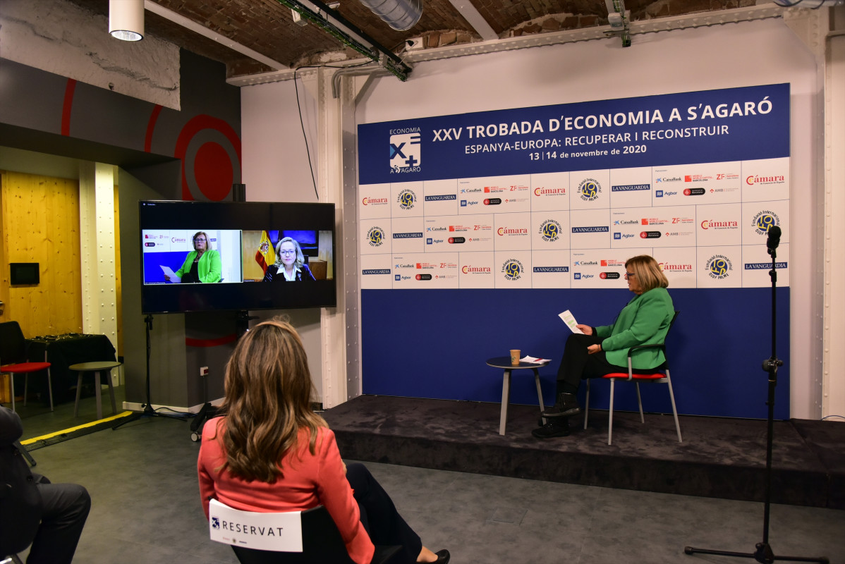 La vicepresidenta i ministra d'Afers Econòmics, Nadia Calviño (d), intervé per videoconferència per clausurar la XXV Trobada d'Economia, a S'Agaró, a Girona, Catalunya, (Espanya), el 14 de novembre de 2020.