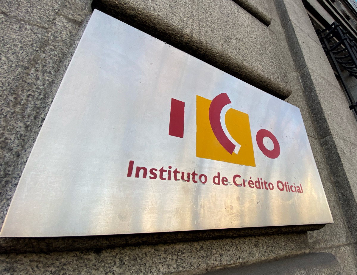 Placa amb el logo de l'ICO (Institut de Crèdit Oficial), en una de les portes d'accés de la seu, al passeig de l'Prat de Madrid (Espanya).