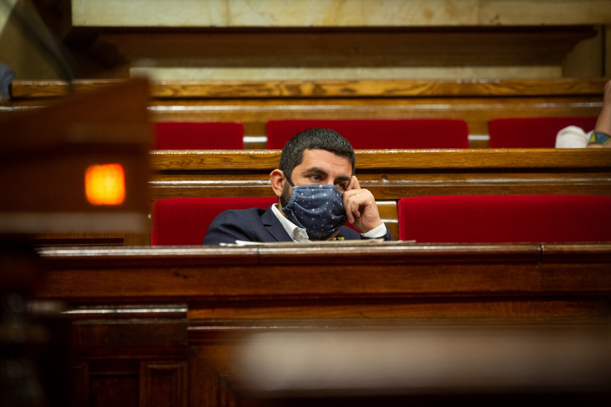 El conseller de Treball, Afers Socials i Famílies de la Generalitat de Catalunya, Chakir El Homrani, durant la primera sessió de control a Govern en funcions al Parlament de Catalunya, en Ba