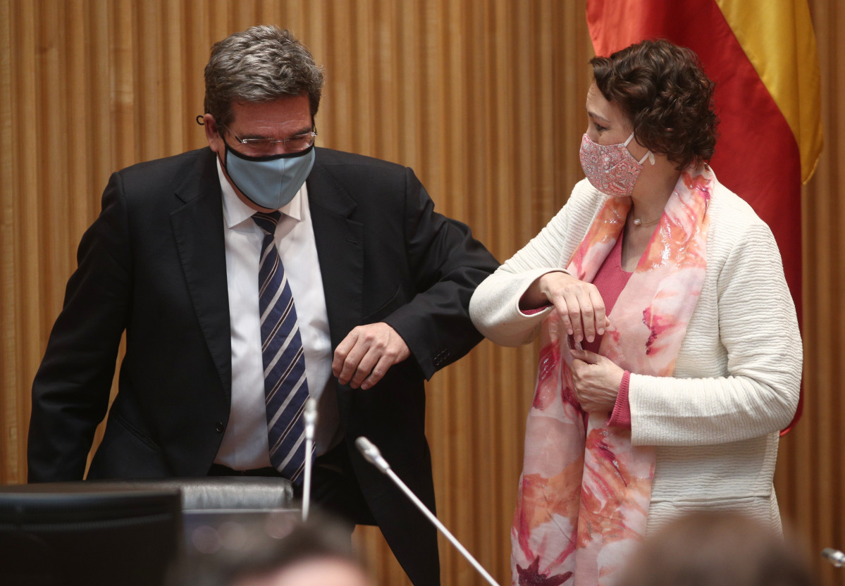 El ministre d'Inclusió, Seguretat Social i Migracions, José Luis Escrivá, saluda la presidenta de la Comissió de Seguiment i Avaluació dels Acords de el Pacte de Toledo, Magdalena Valerio