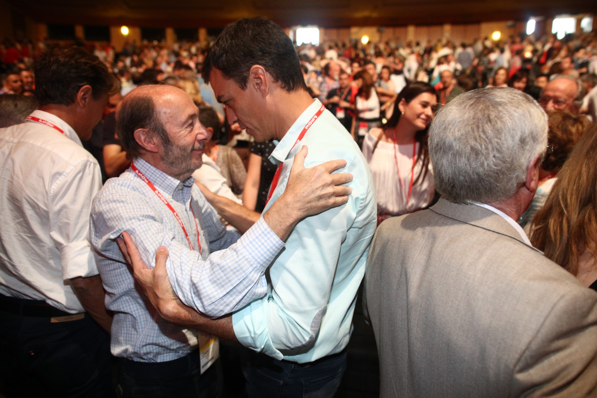 Pedro Sánchez i Alfredo Pérez Rubalcaba durant el Congrés de l'PSOE