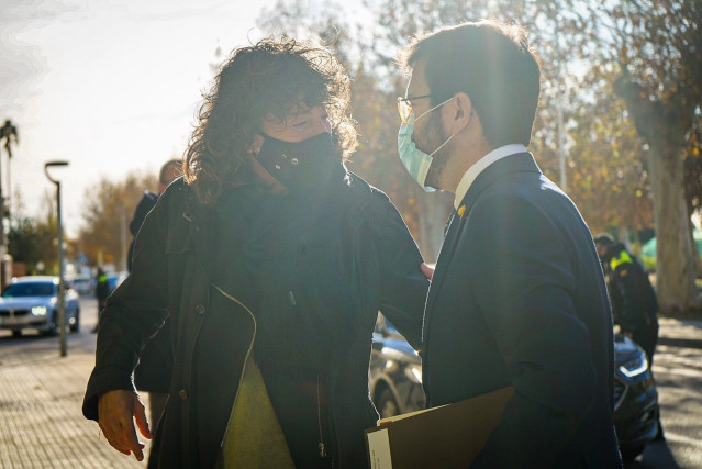 La consellera de Agricultura de la Generalitat, Teresa Jordà, será la candidata de ERC por la demarcación de Girona en las elecciones catalanas. A su lado, el vicepresidente y candidato a la presidencia de ERC, Pere Aragonès.