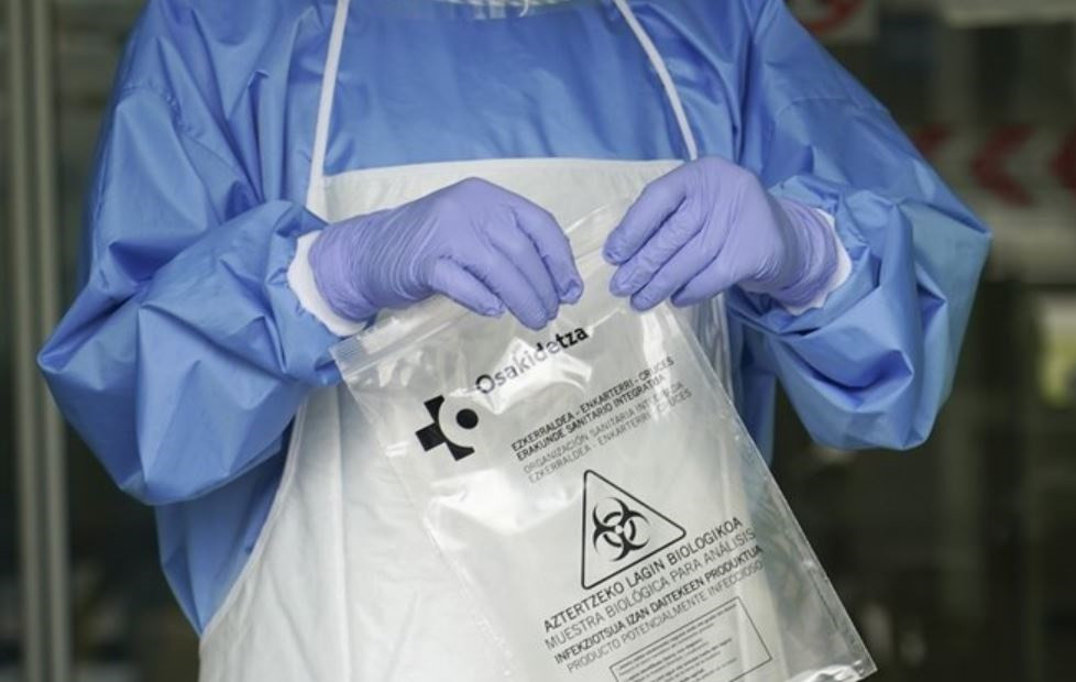 Personal sanitari amb una mostra per a realitzar un test ràpid per covid-19