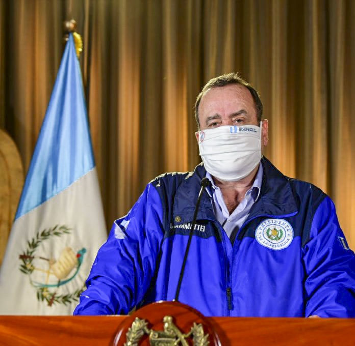 El president de Guatemala, Alejandro Giammattei, amb mascareta pel coronavirus