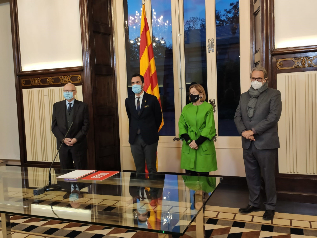 El president de Parlament, Roger Torrent, i els expresidents Joan Rigol, Carme Forcadell i Ernest Benach.