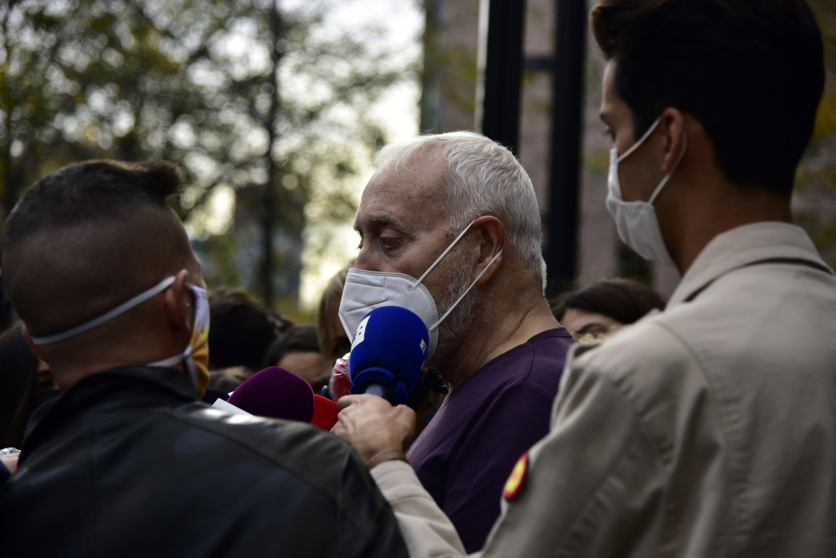 El productor de televisió Josep Maria Mainat surt de l'jutjat a Barcelona, a la Ciutat de la Justícia de Barcelona, Catalunya (España) a 25 d'octubre de 2020. Mainat surt després de declarar sobre la seva presumpte intent d'assassinat.