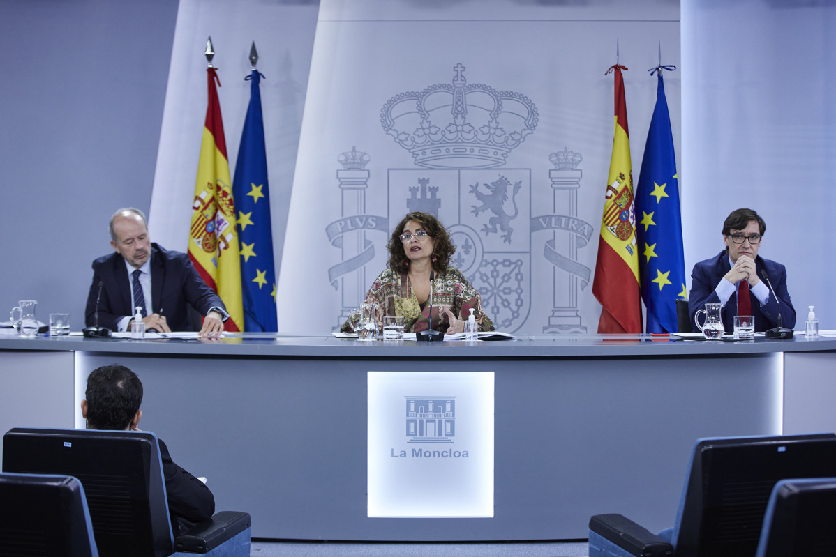 (I-D) El ministre de Justícia, Juan Carlos Campo; la ministra portaveu i d'Hisenda, María Jesús Montero; i el ministre de Sanitat, Salvador Illa, compareixen en roda de premsa posterior a Consell de Ministres, a 24 de novembre de 2020.