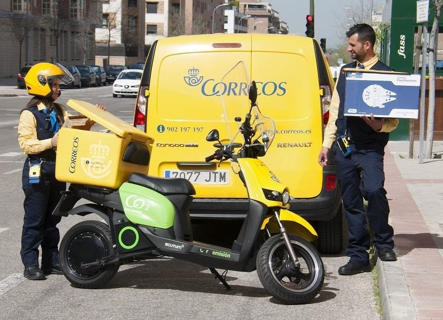 Imatge d'arxiu de dos empleats de repartiment de Correus.