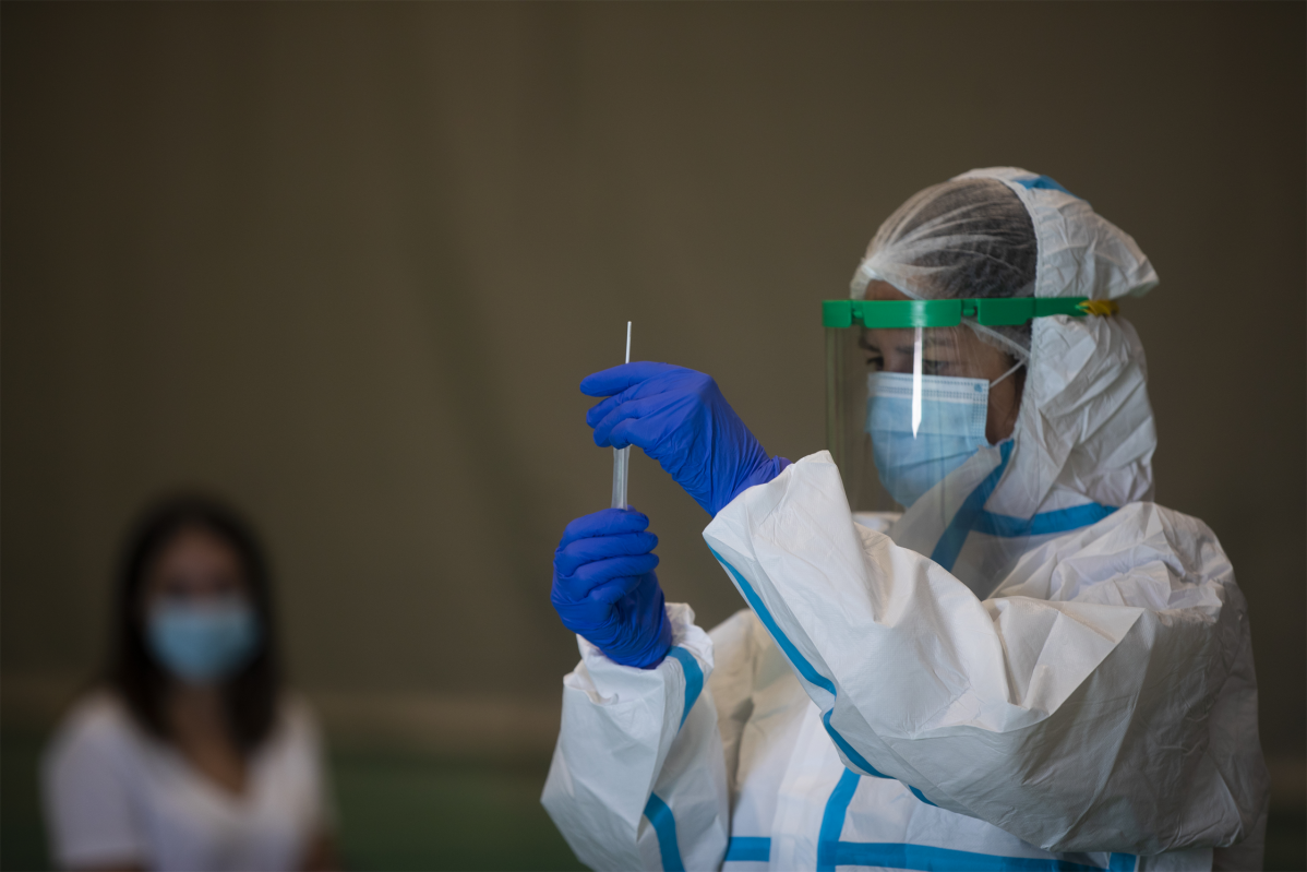 Una sanitària atén una dona durant les proves de cribratge de covid-19 amb test d'antígens en pavellons esportius de la ciutat. A Sevilla (Andalusia, Espanya), a 28 d'octubre de 2020.