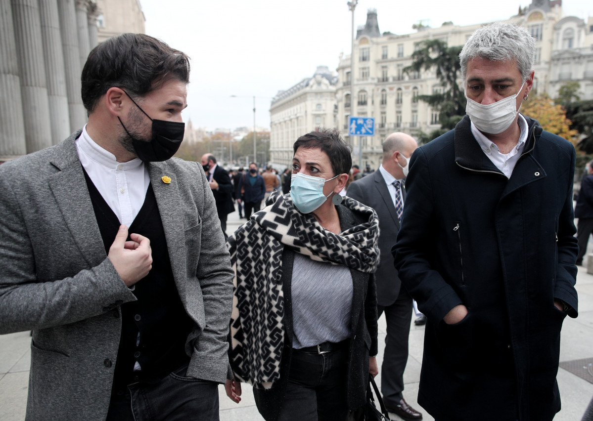 El portaveu d'ERC al Congrés, Gabriel Rufián; la portaveu d'EH-Bildu al Congrés, Mertxe Aizpurua; i el diputat d'EH Bildu, Oskar Matute, aquest dimecres davant el Congrés