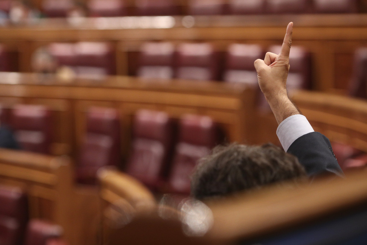 EuropaPress 3426684 component pp aixeca mà congrés diputats segona jornada debat