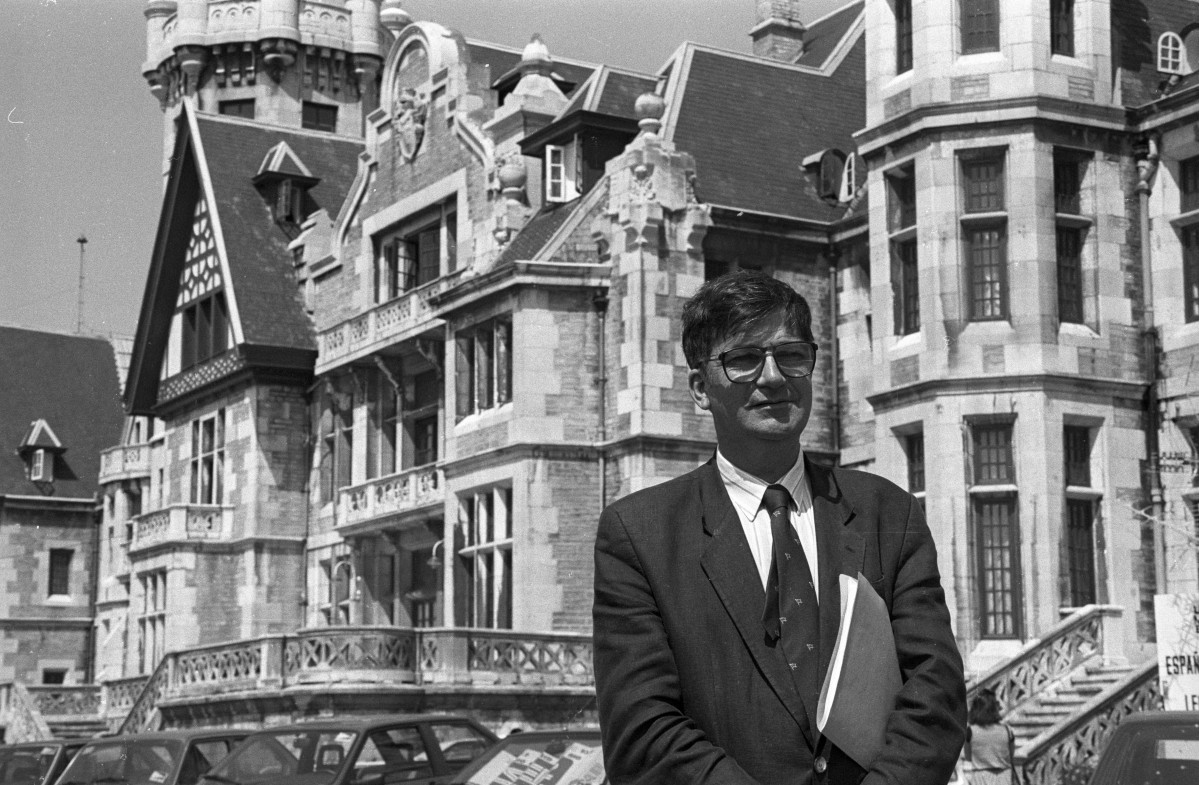 L'exministre socialista, Ernest Lluch, Davant de l'palau de la Magdalena de Santander