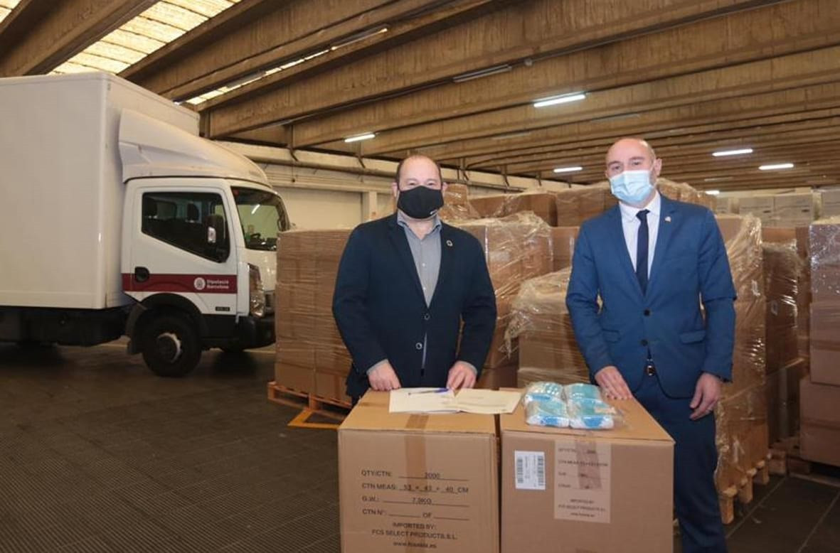El diputat de Recursos Humans, Hisenda i Serveis Interns de la Diputació de Barcelona, Carles Ruiz, ha rebut aquest dimarts per part de l'subdelegat de Govern a Barcelona, Carlos Prieto, una remesa de 171.000 mascaretes.