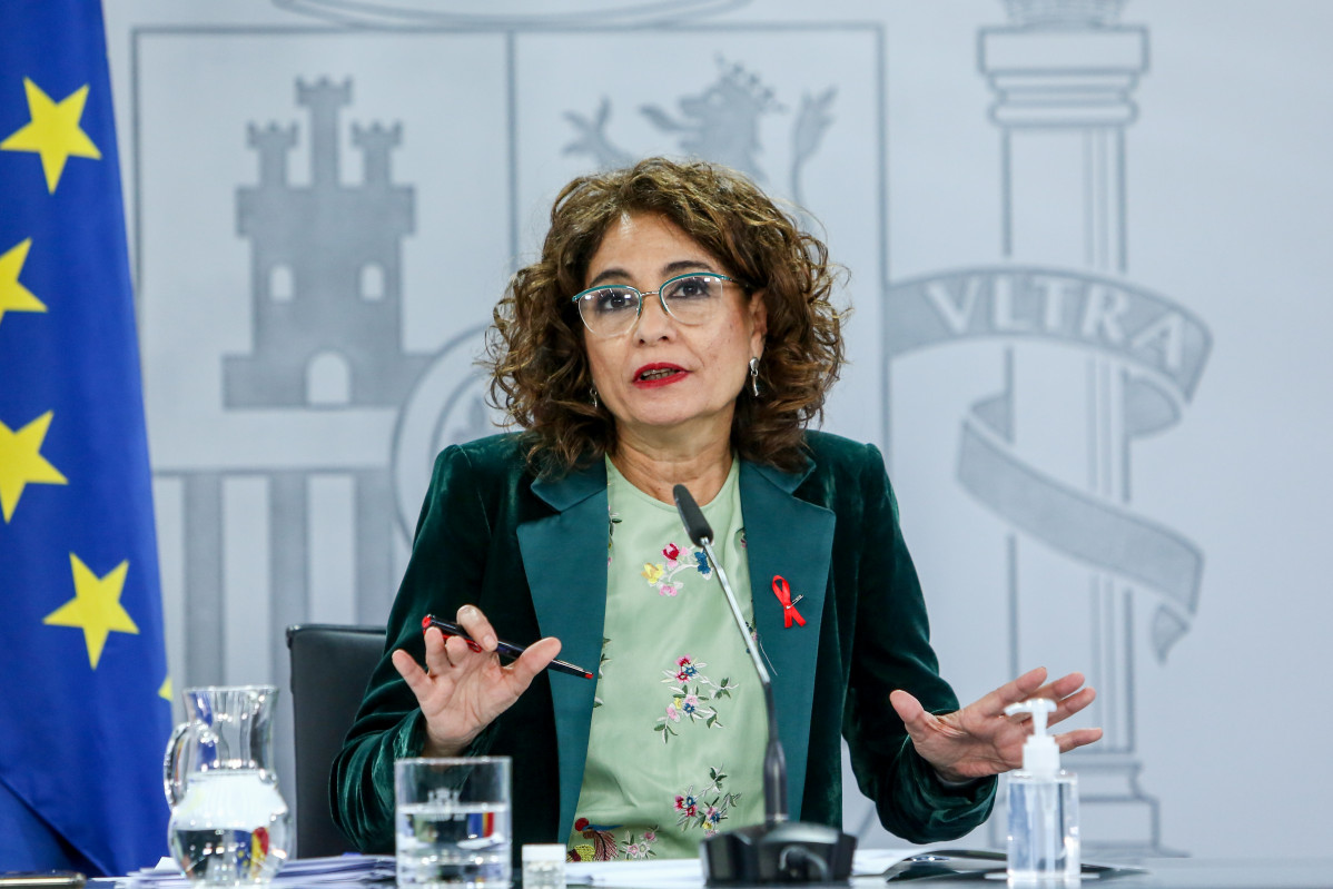 La ministra portaveu i d'Hisenda, María Jesús Montero, compareix en roda de premsa després del Consell de Ministres celebrat a Moncloa (Madrid), a 1 de desembre de 2020. La reunió s'ha produït mentre al Congrés es debat la fase final de l' Proj