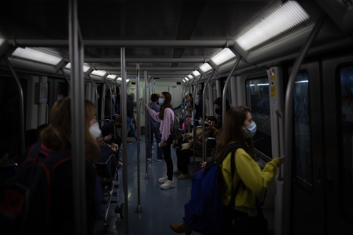 Diverses persones viatgen al metro de Barcelona, en el primer matí després de el toc de queda a la ciutat, a Barcelona, Catalunya (Espanya), a 26 d'octubre de 2020. Catalunya ha aplicat des d'aquest diumenge a les 22 hores fins a aquest dilluns a les 6 hora
