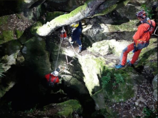 Rescat a un espeleòleg al Garraf