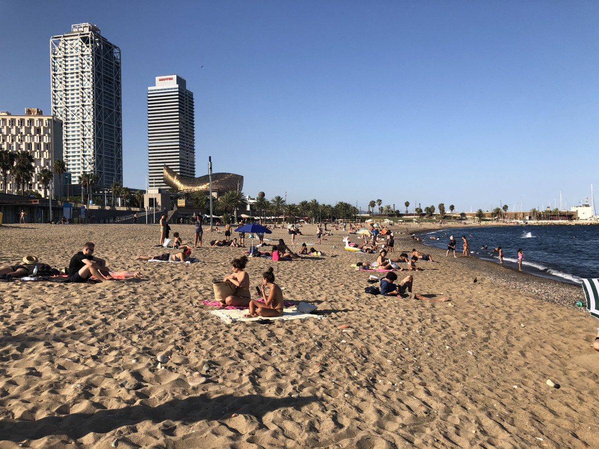 Banyistes prenen el sol a la platja de Somorrostro, a Barcelona, el divendres 7 d'agost de l'any 2020