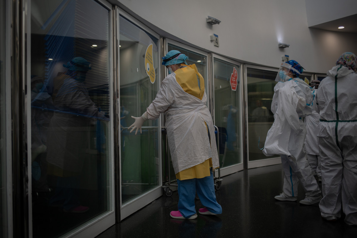 Treballadors sanitaris protegits a la Unitat de Cures Intensives (Arxiu)