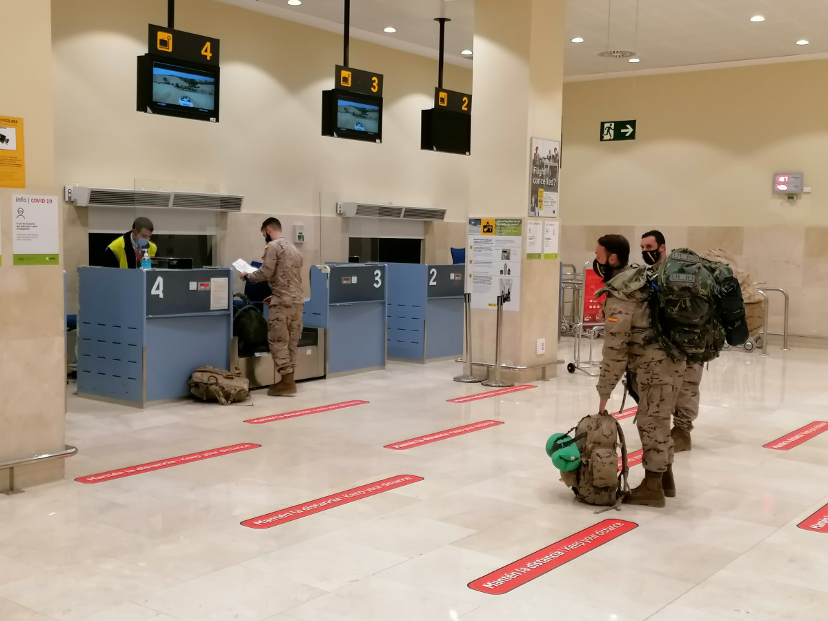 Militars extremenys a punt de prendre el vol amb destinació a Mali.