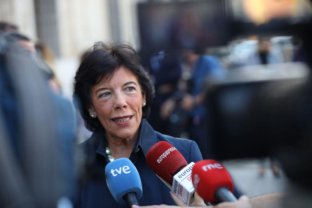 La ministra d'Educació en funcions i portaveu de Govern, Isabel Celáa, atén els mitjans a Sevilla.