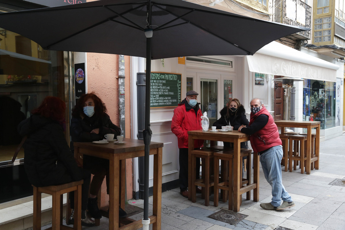 Persones assegudes en una terrassa a Lleó, Castella i Lleó, a 4 de desembre de 2020.