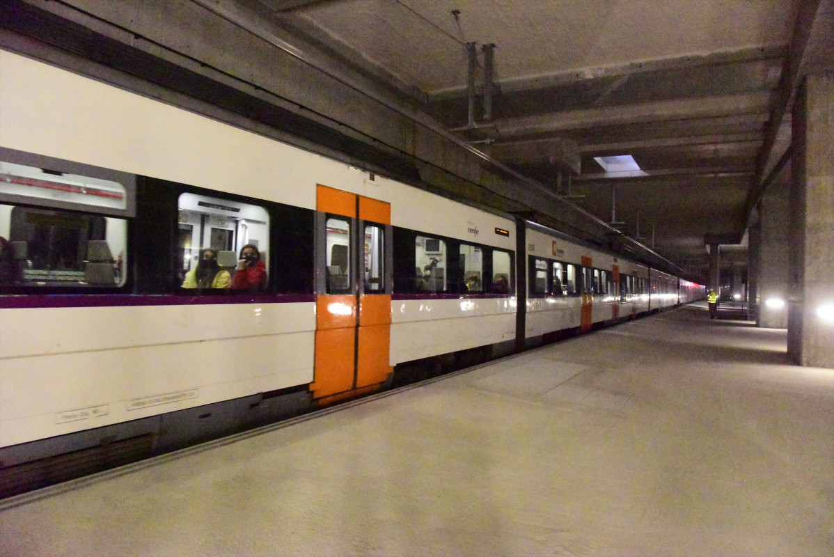 Un tren circula per dins de l'estructura de la futura estació de la Sagrera a Barcelona.