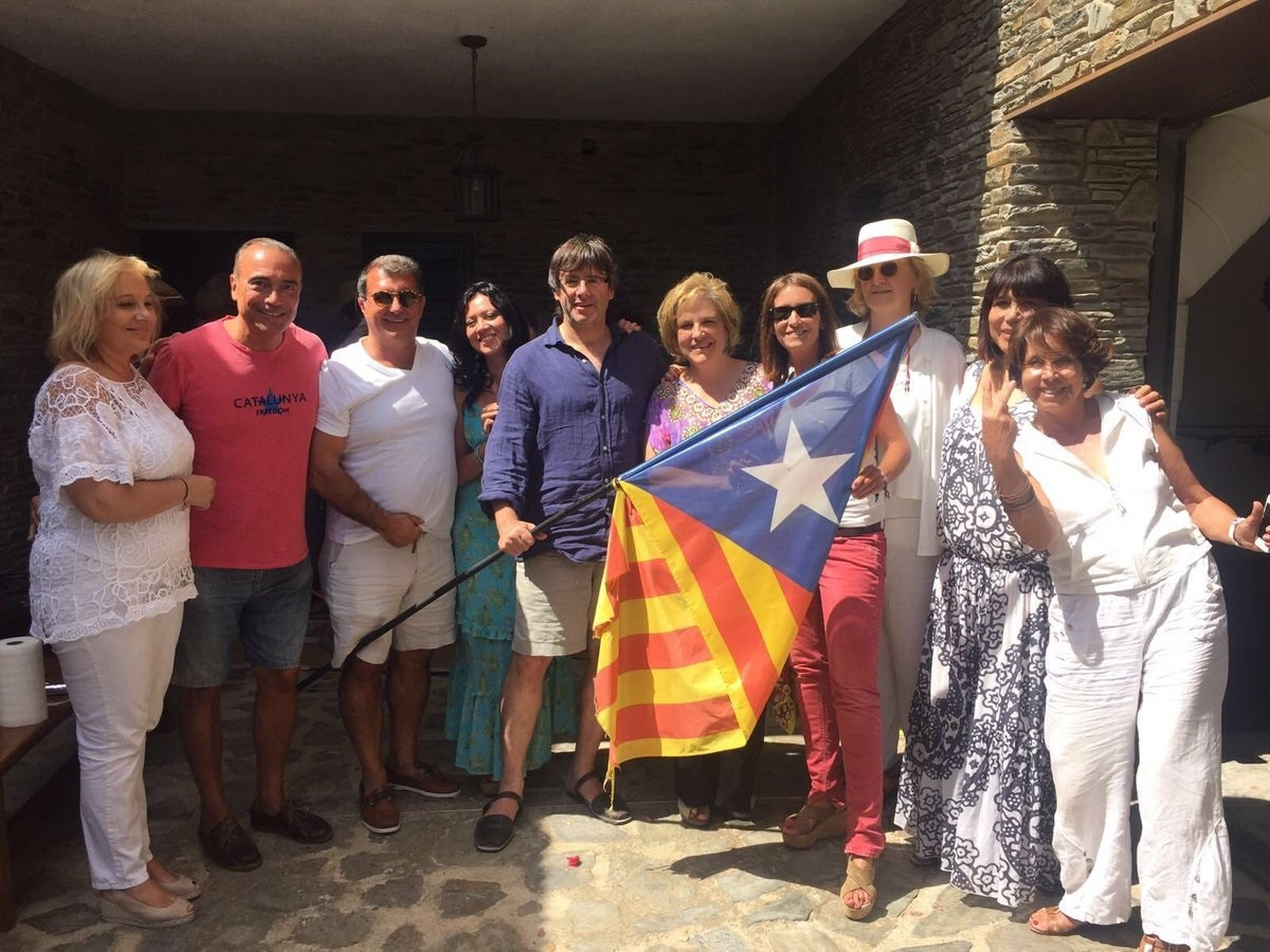 El pte.C.Puigdemont amb P.Rahola, J.Laporta i altres amics