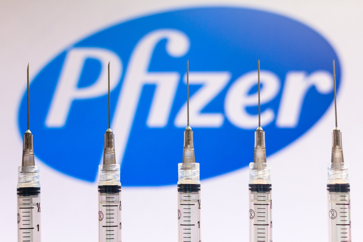 Imatge d'arxiu de vacunes Davant d'el logo de l'farmacèutica Pfizer.