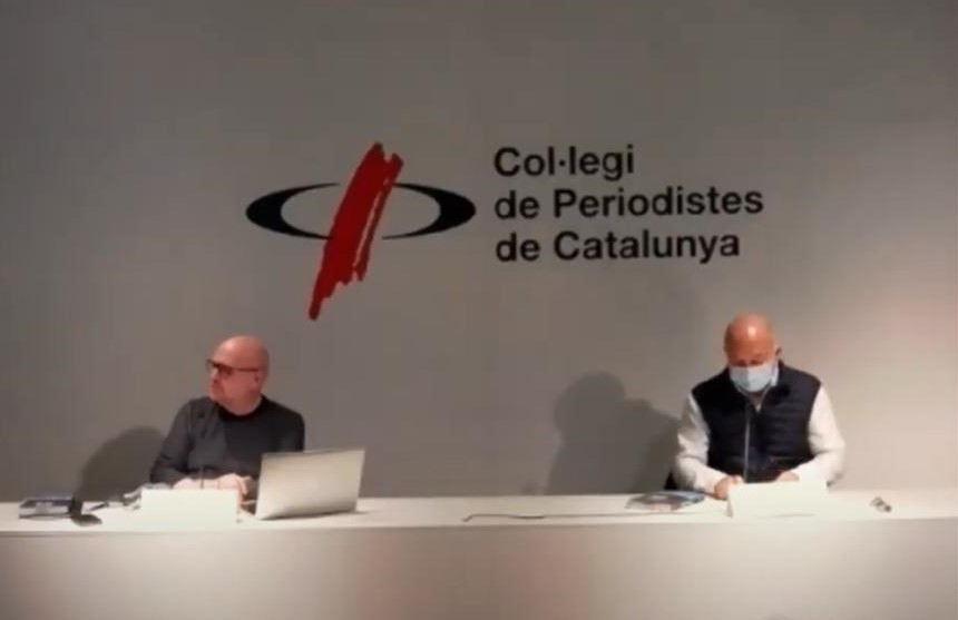 El periodista i escriptor Xavi Casinos, al costat de l'periodista Sergi Mas, durant la presentació del seu llibre 'Barcelona Secreta II'