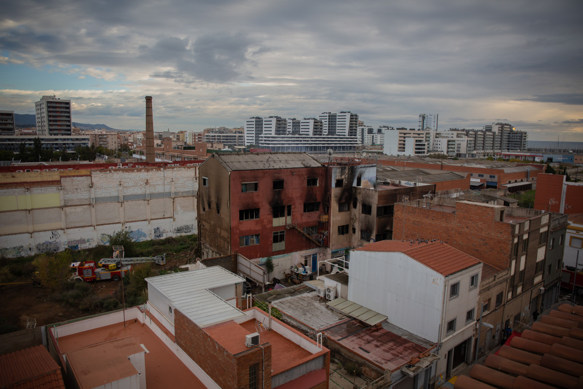 Estat de la nau okupada al barri de Gorg després d'haver incendiat aquesta nit a Badalona, Barcelona, Catalunya (Espanya), a 10 de desembre de 2020. Un incendi la passada nit en una nau okupada i abandonada de la localitat barcelonina de Badalona h