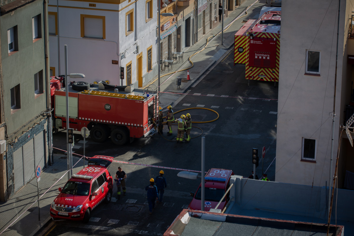 Bombers en els voltants de la okupada al barri de Gorg després d'haver incendiat aquesta nit a Badalona, Barcelona, Catalunya (Espanya), a 10 de desembre de 2020. Un incendi la passada nit en una nau okupada i abandonada de la localitat barcelo