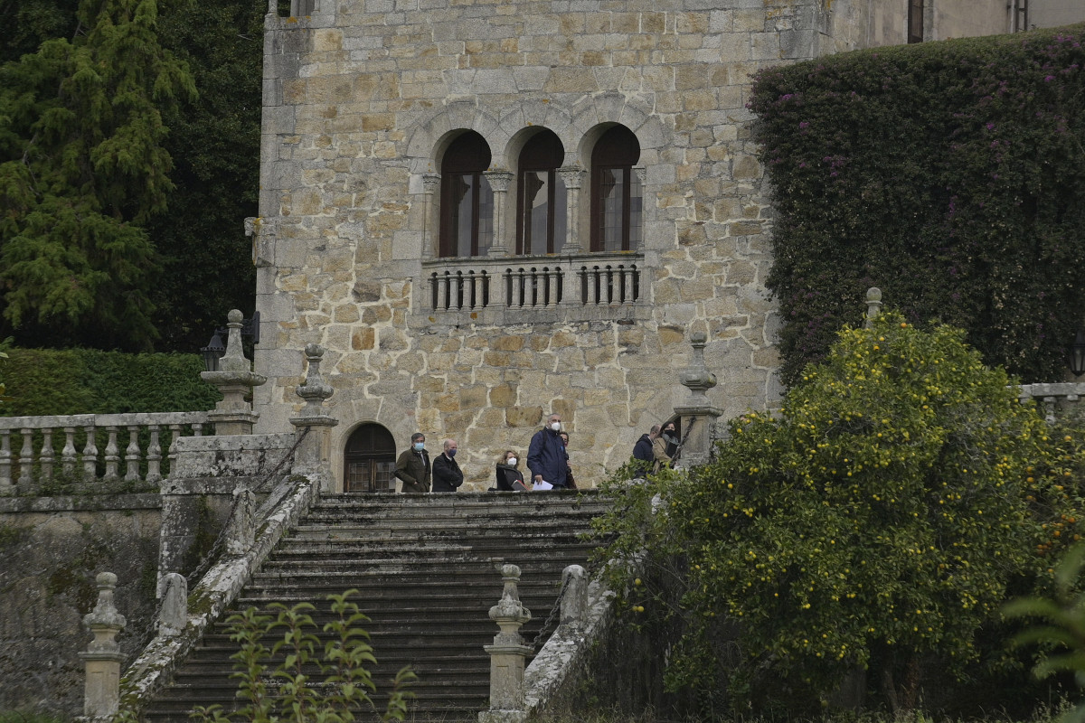 Tècnics de la Conselleria de Cultura de la Xunta de Galícia realitzen l'inventari de l'Pazo de Meirás, sota supervisió de la comitiva judicial, en Sada, la Corunya, Galícia, (Espanya), a 11 de novembre de 2020. La jutge que va condemnar a la família Franco a