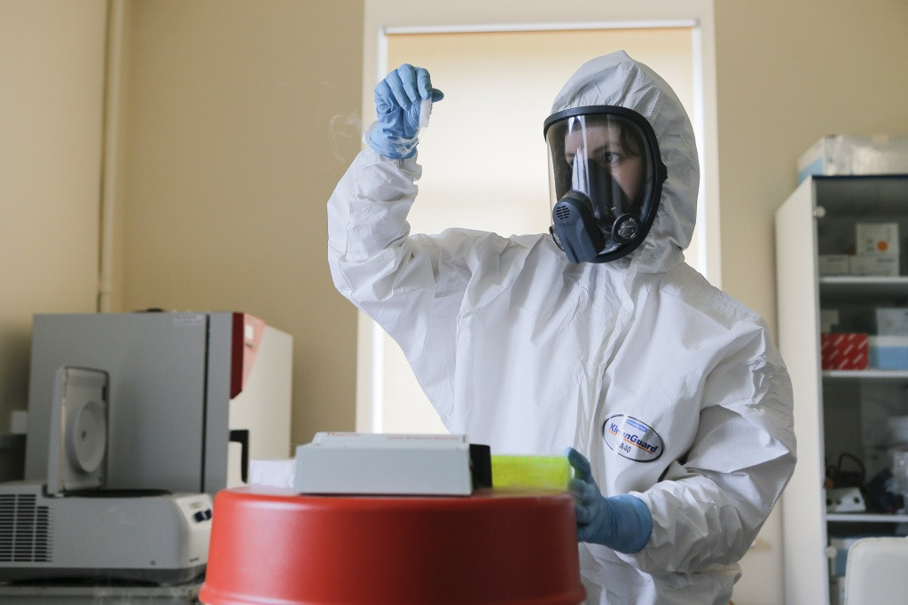 Una investigadora treballant al laboratori de la vacuna russa contra el coronavirus Sputnik V