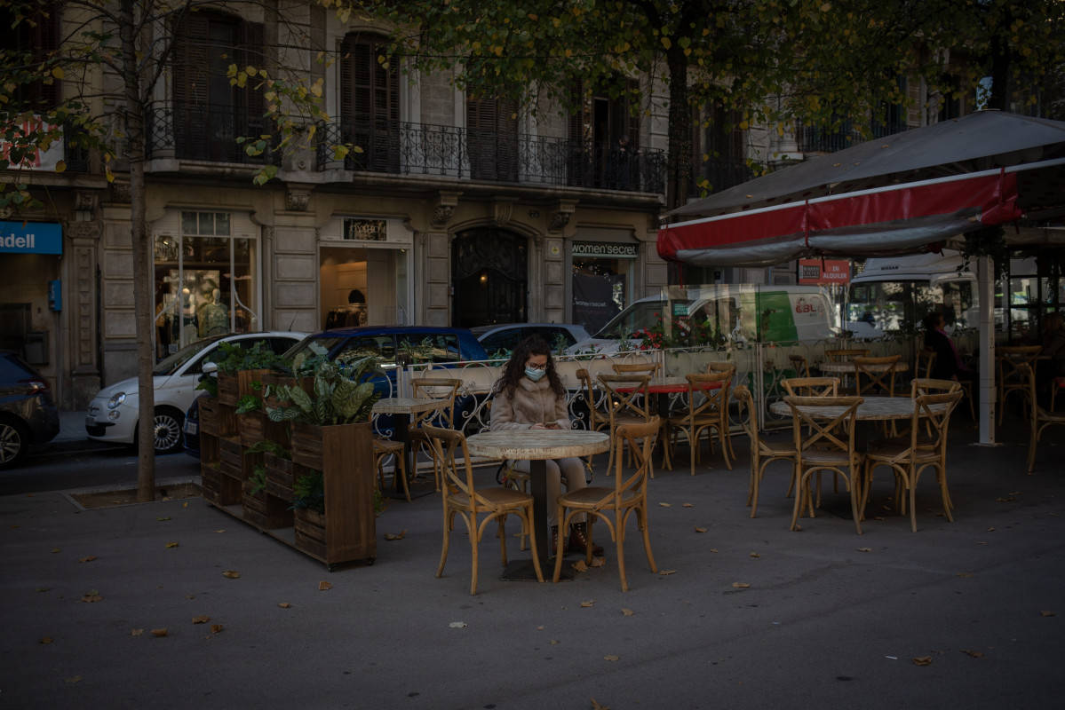 Els bars i restaurants obren a Catalunya després de flexibilitzar les mesures per frenar la segona onada de coronavirus, a Barcelona, el 23 de novembre de 2020.