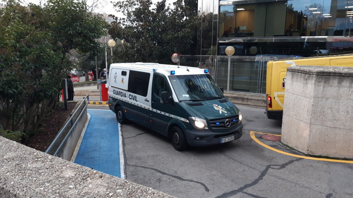 Un furgó de la Guàrdia Civil entra a l'Audiència de Madrid