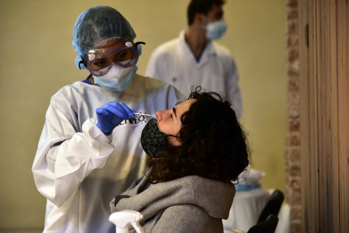 Realització de test d'antígens de detecció de l'COVID-19.