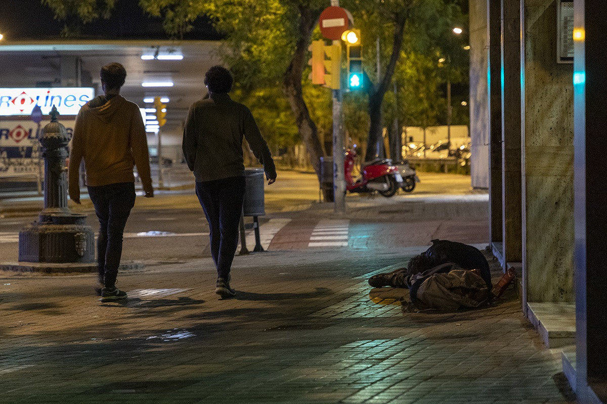 Una persona sense llar dormint al carrer, a prop de l'Estació de Sants de Barcelona, durant la nit de el recompte de persones sense sostre organitzada per la Fundació Arrels el passat 14 de maig de
