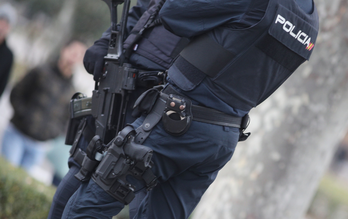 Dos agents de la Policia Nacional en un carrer de Madrid.