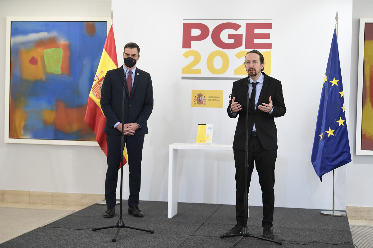 El vicepresident segon i ministre de Drets Socials i Agenda 2030, Pablo Iglesias, al costat de el president de govern, Pedro Sánchez, intervé durant la presentació de les claus dels pressupostos generals de l'Estat (PGE) 2021.
