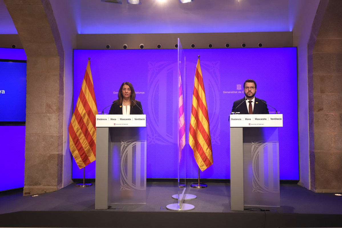 La consellera de Presidència i portaveu de la Generalitat, Meritxell Budó, i el vicepresident de la Generalitat, Pere Aragonès, en roda de premsa telemàtica.