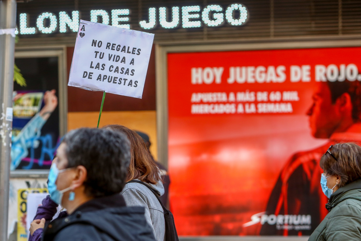 Una persona sosté una pancarta on es llegeix que
