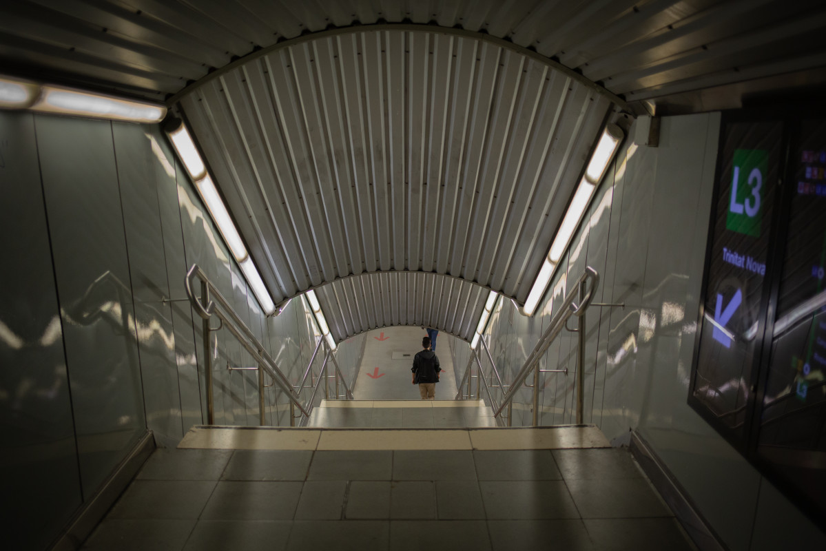 Un noi al metro de Barcelona, en el primer matí després de el toc de queda a la ciutat, a Barcelona, Catalunya (Espanya), a 26 d'octubre de 2020.