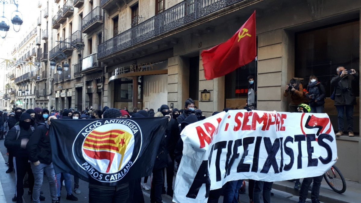 Una manifestació antifeixista amb unes 150 persones es dirigeix aquest diumenge al matí cap a la plaça Sant Jaume de Barcelona, on aquest migdia se celebrarà un acte de Vox pel Dia de la Constitució.