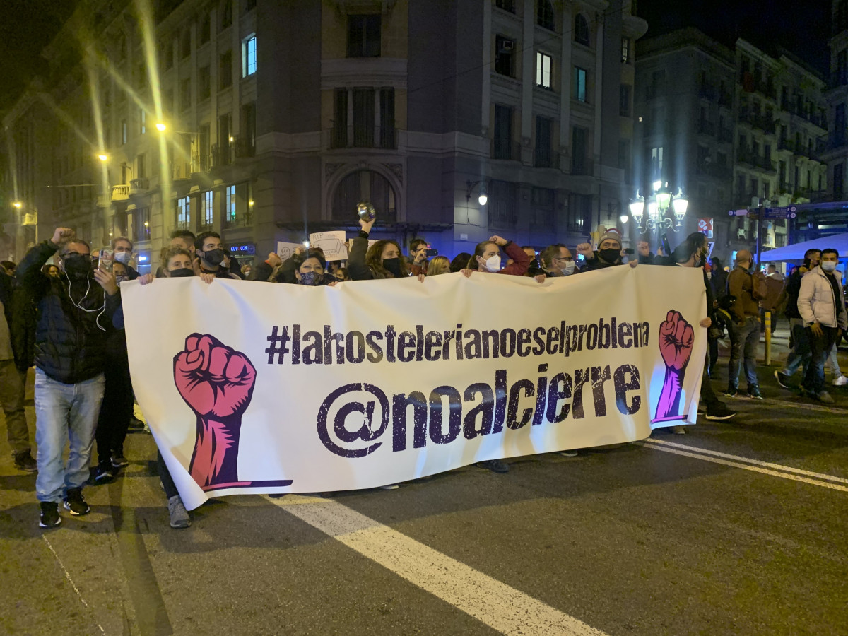 Uns 800 treballadors de el sector hostaler i oci nocturn català es concentren a la plaça Sant Jaume de Barcelona en protesta contra les restriccions aplicades a causa de l'Covid-19, el 21 de desembre de 2020.