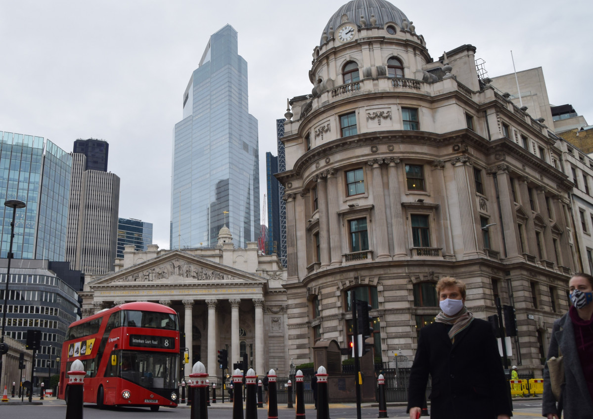 Persones amb mascareta en un carrer de Londres